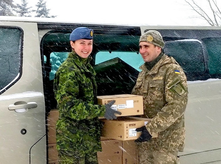 Одесская Военная академия получила 26 мультимедийных проекторов от канадских военных