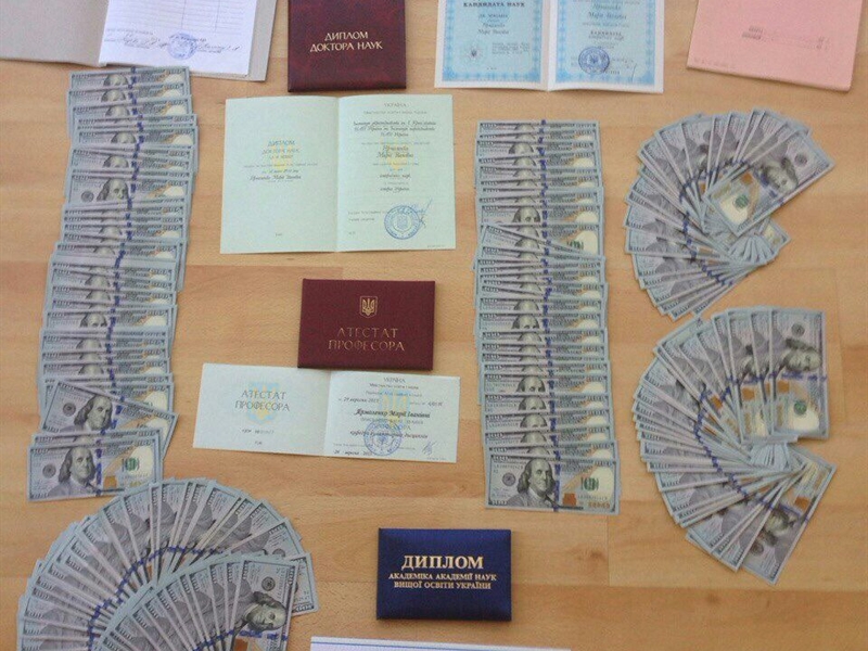Суд поместил задержанного на взятке в 900 долларов преподавателя под стражу
