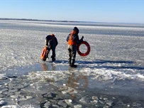 В Одессе спасатели достали мужчину из моря: он прыгнул в воду за собакой 