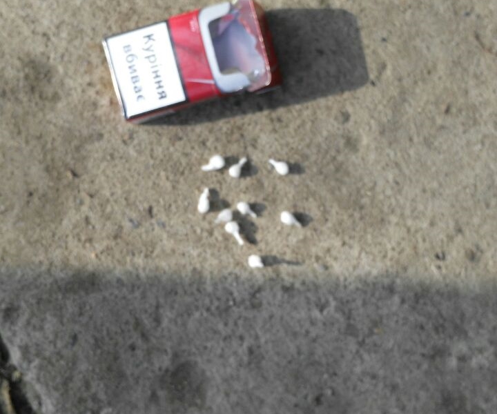 Жительница Измаила спрятала в сигаретных фильтрах пакетики с амфетамином