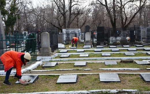 Перед Днем освобождения Одессы воинские захоронения и мемориалы приводят в порядок