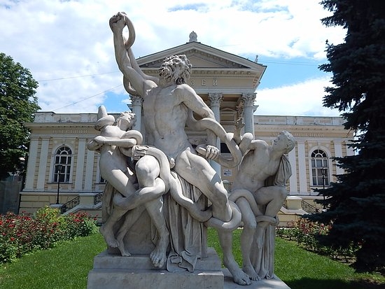Вандалы повредили скульптурную композицию «Лаокоон и его сыновья» в Одессе