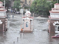 Непогода в Одессе: спасателям пришлось откачивать воду из жилых домов и подвалов