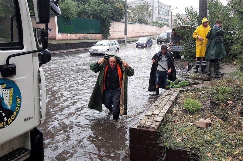 С последствиями непогоды в Одессе борются более тысячи коммунальщиков