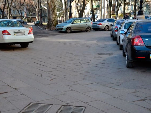 Одесский Пале-Рояль превратили в бесплатную парковку ФОТО