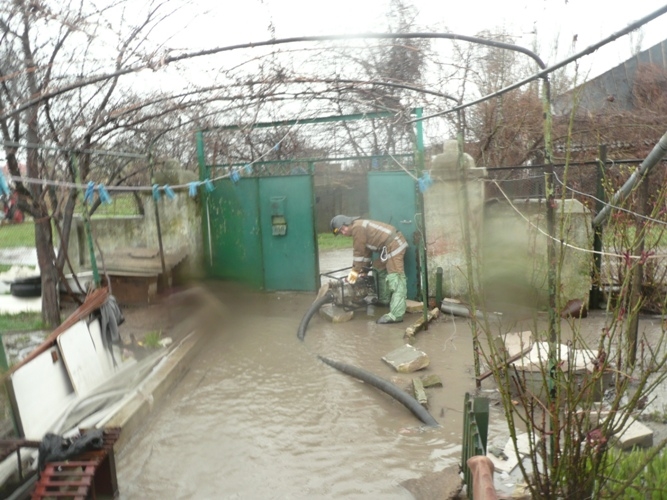 Последствия непогоды в Одесской области: спасатели откачивают воду и убирают поваленные деревья ФОТО