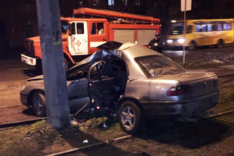 На Пересыпи автомобиль врезался в столб: есть пострадавшие