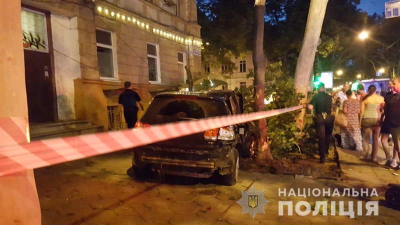 Пьяный киевлянин въехал в два автомобиля, пока его не тормознуло дерево