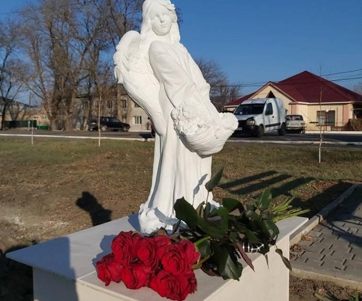 Невинно убиенной: Даше Лукьяненко односельчане поставили памятник