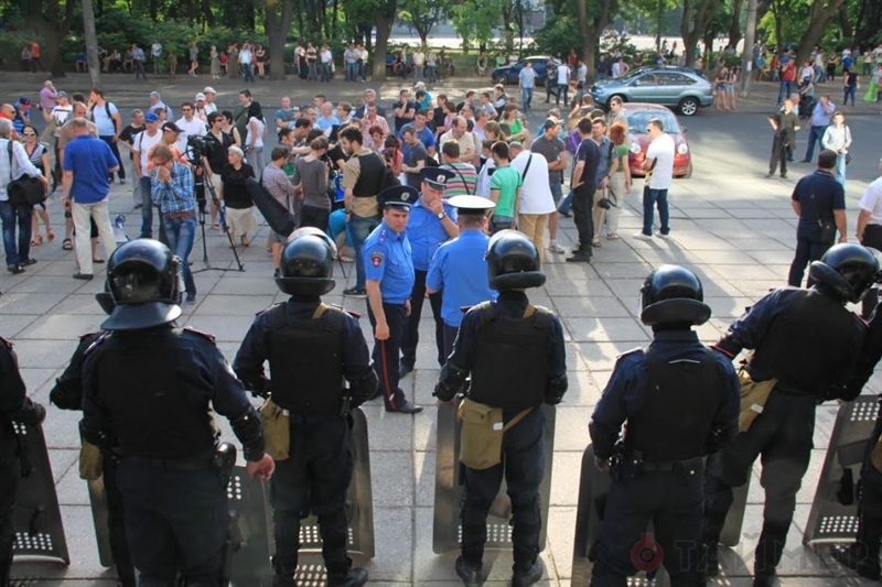 У одесского теризбиркома митинг: вокруг оцепление и пробки ФОТО