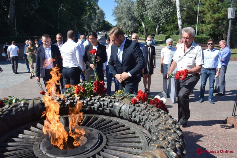 Цветы у памятника Неизвестному  матросу: в  Одессе почтили  79-ю  годовщину со дня начала героической обороны города
