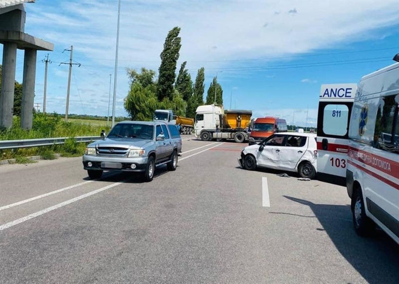 На трассе Киев—Одесса столкнулись грузовик и легковушка