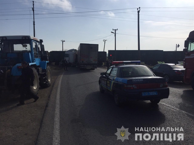 На дороге Одесса-Измаил грузовик столкнулся с поездом 