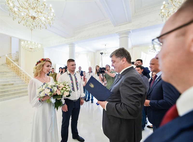 Порошенко в Одессе подарил на свадьбу АТОшнику квартиру