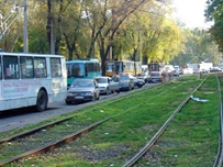 Транспортный коллапс возле одесского вокзала: Рухнувшее дерево и мигающий светофор ОБНОВЛЕНО