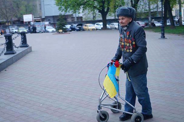 Одесситы подарили проукраинскому ветерану электрическую коляску-скутер ФОТО ВИДЕО