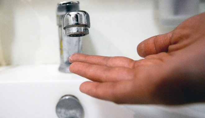 Те, кто не успел запастись водой, могут воспользоваться услугами цистерн с технической водой