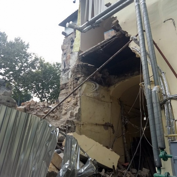 В доме на Жуковского обрушилась арка: работают спасатели 