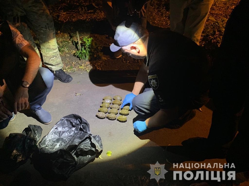 Двое военнослужащих в Одессе торговали гранатами