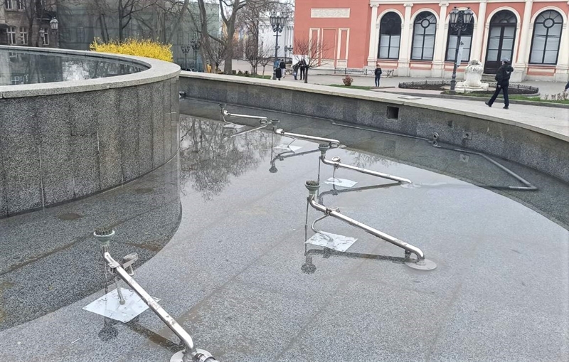 В Одессе вандалы повредили фонтан на Театральной площади