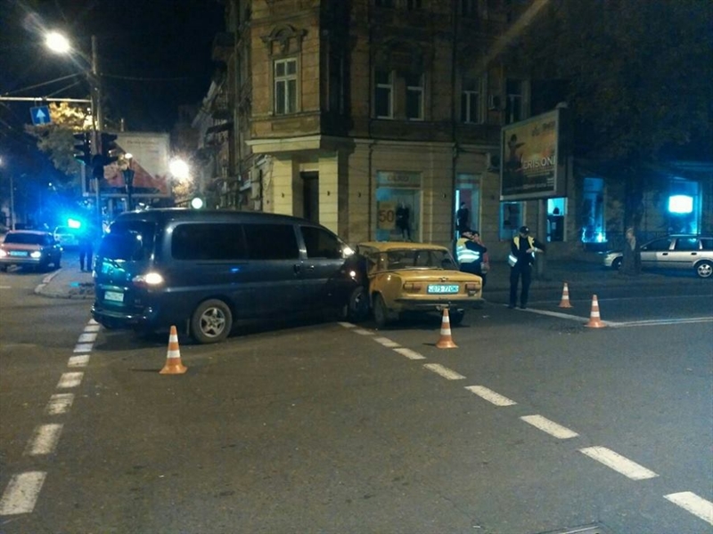 В ночной аварии в центре Одессы пострадали два человека 