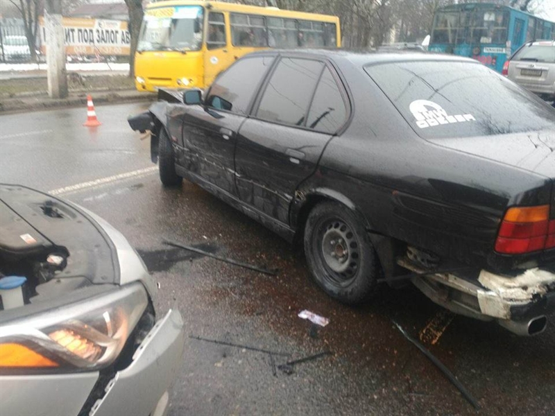 Дрифтер стал виновником аварии, в которой пострадали четыре автомобиля