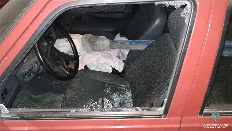 Ночью мужчина крушил автомобили одесситов
