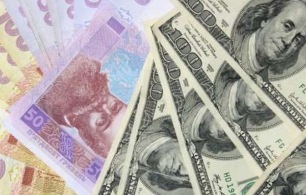 ПриватБанк ограничил транзакции гривни в доллар в магазинах