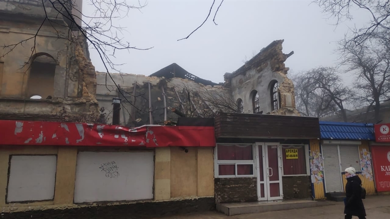 В Одессе на Мечникова обвалилась часть старинного здания