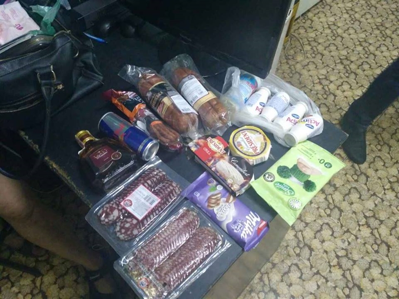 В Одессе парочка воров пыталась вынести из супермаркета дорогие продукты 