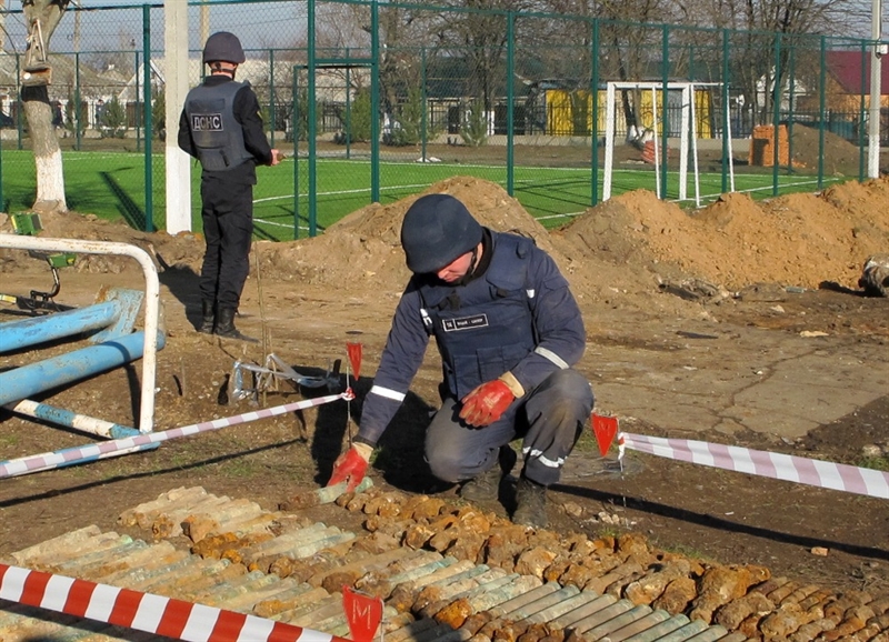 Спасатели обезвредили взрывоопасные предметы времен ВОВ, обнаруженные возле школы в Большом Дальнике