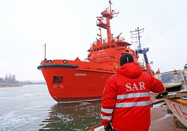 На судне поисково-спасательной службы произошло массовое отравление экипажа