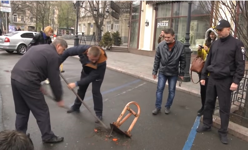 В Одессе будут проводить рейды по сносу незаконных "юнипаркеров"