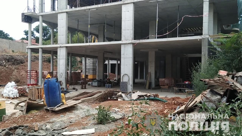 Суд наложил арест на незаконную стройку высотного дома на одесском побережье