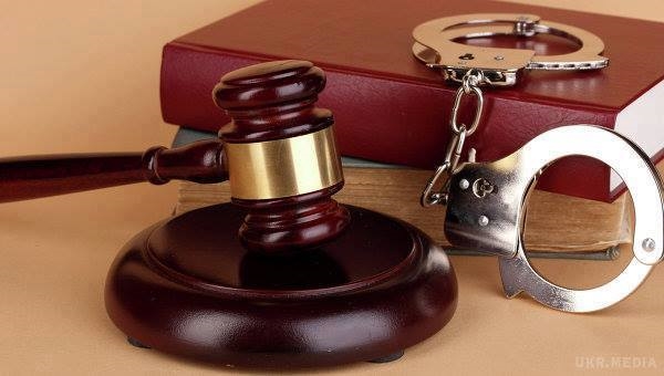 Бывший правоохранитель предстанет перед судом за торговлю оружием