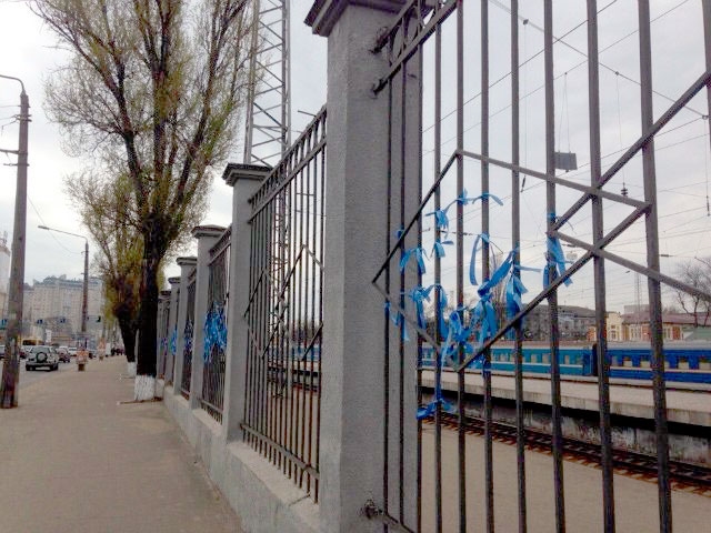 В Одессе антипатриоты сняли ленточки, украшавшие железнодорожный вокзал ФОТО