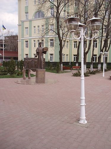 Из-за разрушенного памятника руководство одесского вуза обратилось в милицию и генпрокуратуру