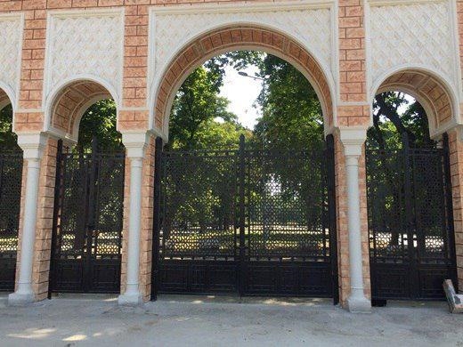 Входы в Преображенский парк украшают арками в мавританском стиле