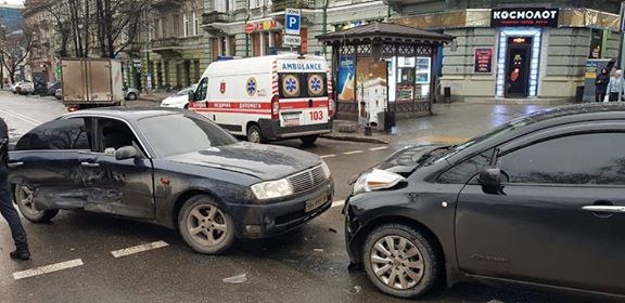 В Одессе столкнулись две иномарки: есть пострадавшие