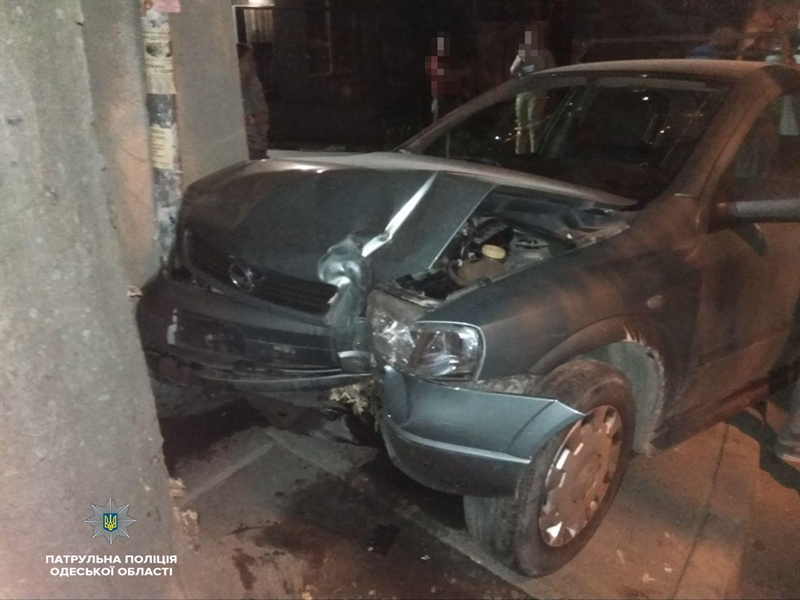 В Одессе пьяный водитель влетел в дерево: пострадали пассажиры