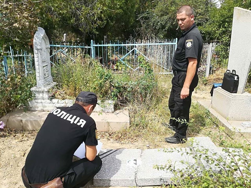 В Одесской области на кладбище разгромили могильные плиты
