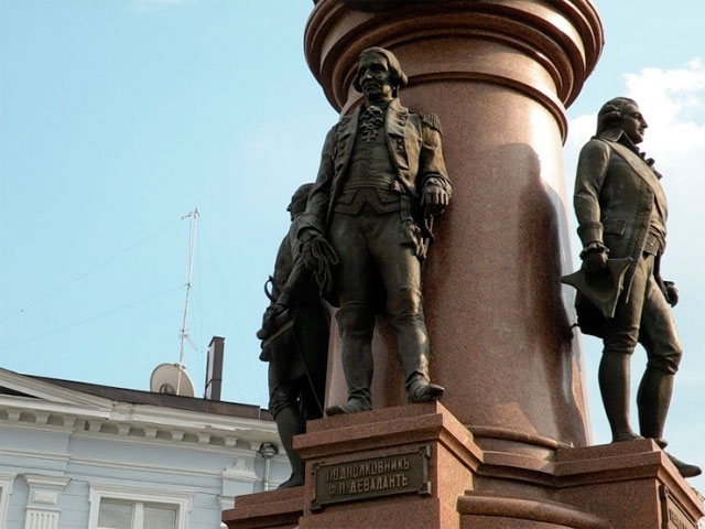 В Одессе собираются заменить фигуры первостроителей на памятнике Екатерине ІІ копиями
