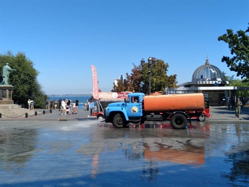 Коммунальщики отмыли городские туристические площадки после одного праздника в ожидании  дня рождения Одессы