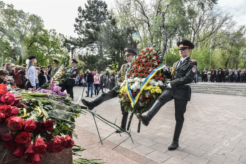 День Победы: одесситы несут цветы к памятнику Неизвестному Матросу