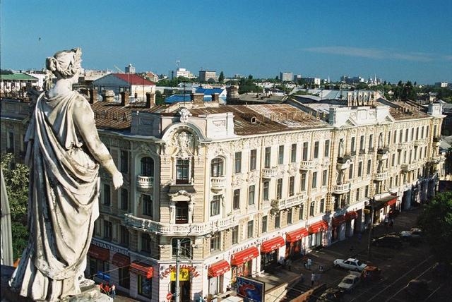 Одесские чиновники планировали ремонт фасада частного здания 