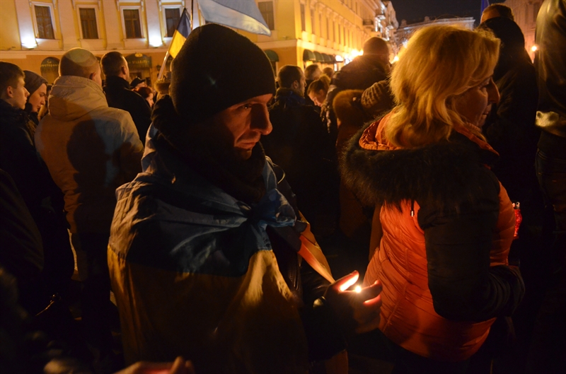 В Одессе две тысячи человек на площади помянули погибших в Киеве ФОТО