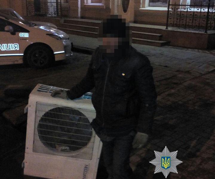 За ночь в Одессе патрульные задержали четырех подозреваемых в кражах 