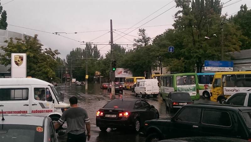 Непогода: одесситов приглашают забрать смытые госномера машин