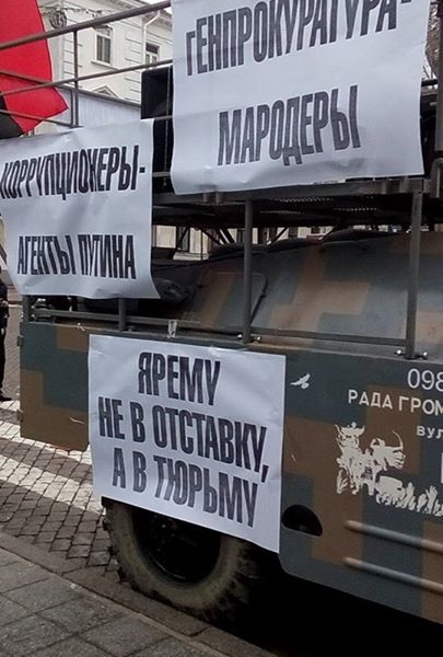 Одесскую прокуратуру атаковали на броневике ФОТО