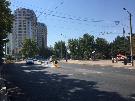 В Одессе в районе Дворца спорта по проспекту Шевченко установили барьерное ограждение